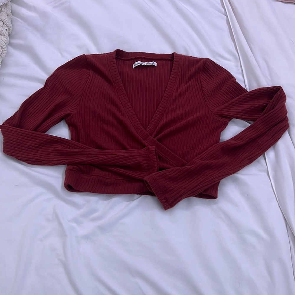 Red/brownish long sleeve crop top